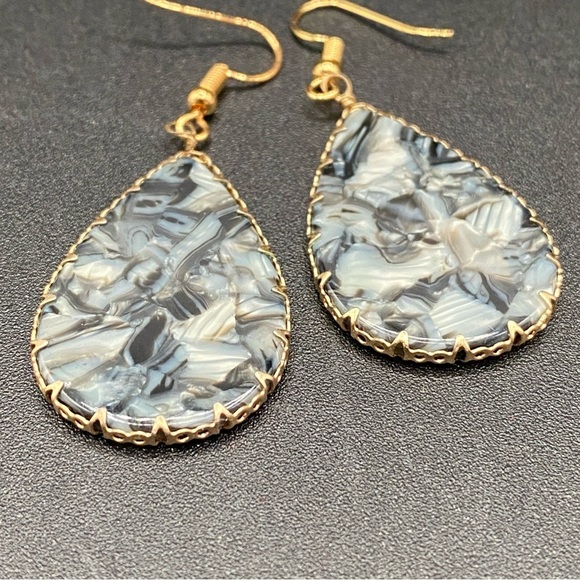 Marbled Lucite Teardrop Pierced Earrings - Picture 6 of 9